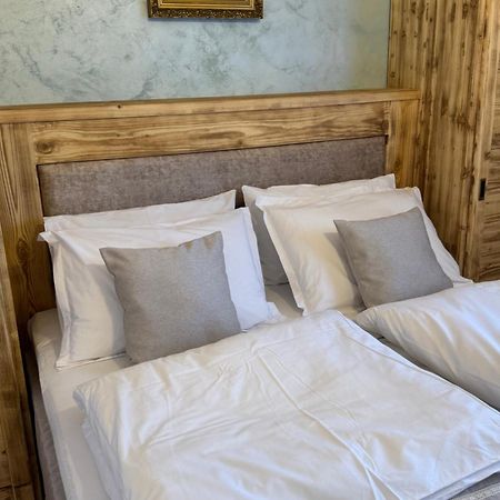 La Coltul Castelului Bran Boutique Hotel Luaran gambar