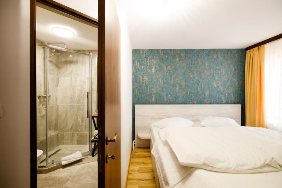 La Coltul Castelului Bran Boutique Hotel Luaran gambar