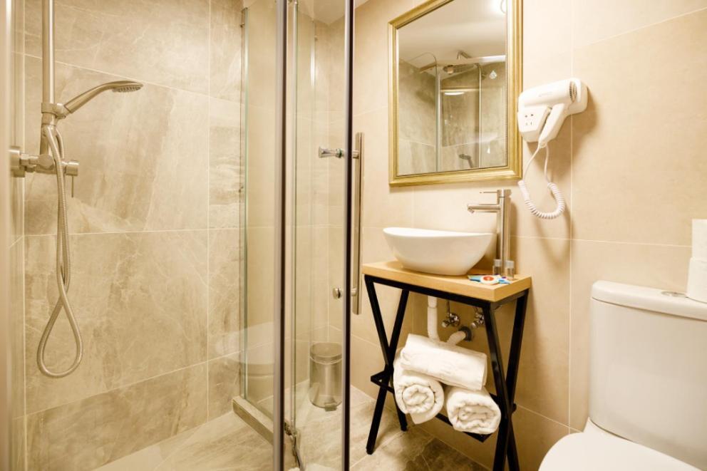 La Coltul Castelului Bran Boutique Hotel Luaran gambar