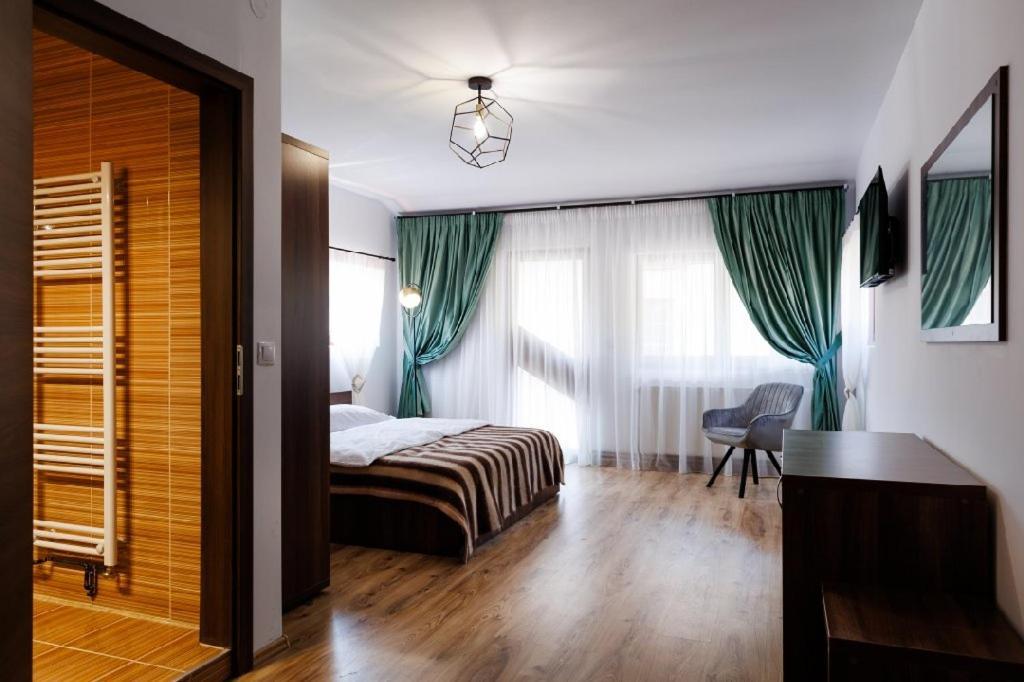 La Coltul Castelului Bran Boutique Hotel Luaran gambar