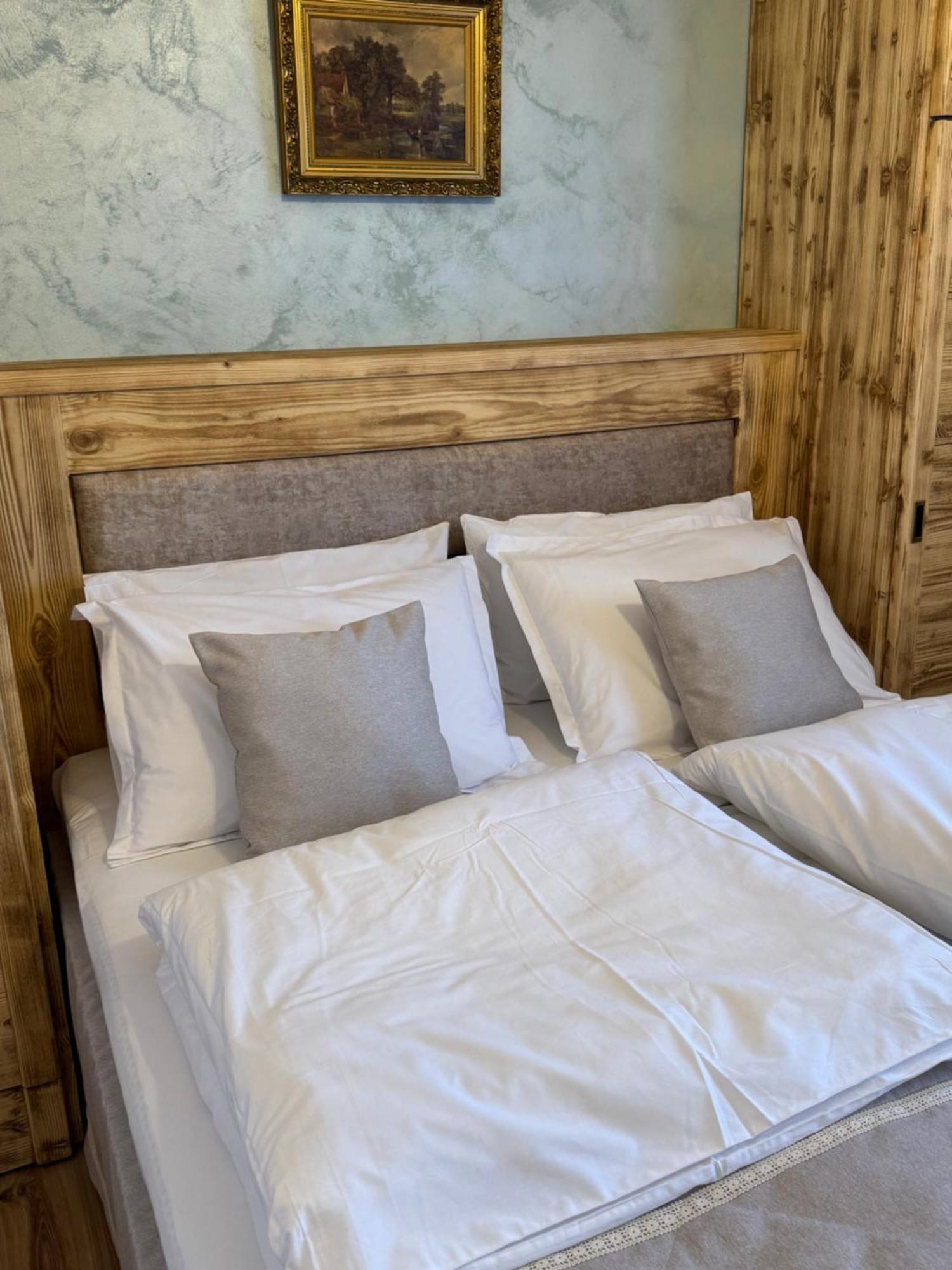 La Coltul Castelului Bran Boutique Hotel Luaran gambar