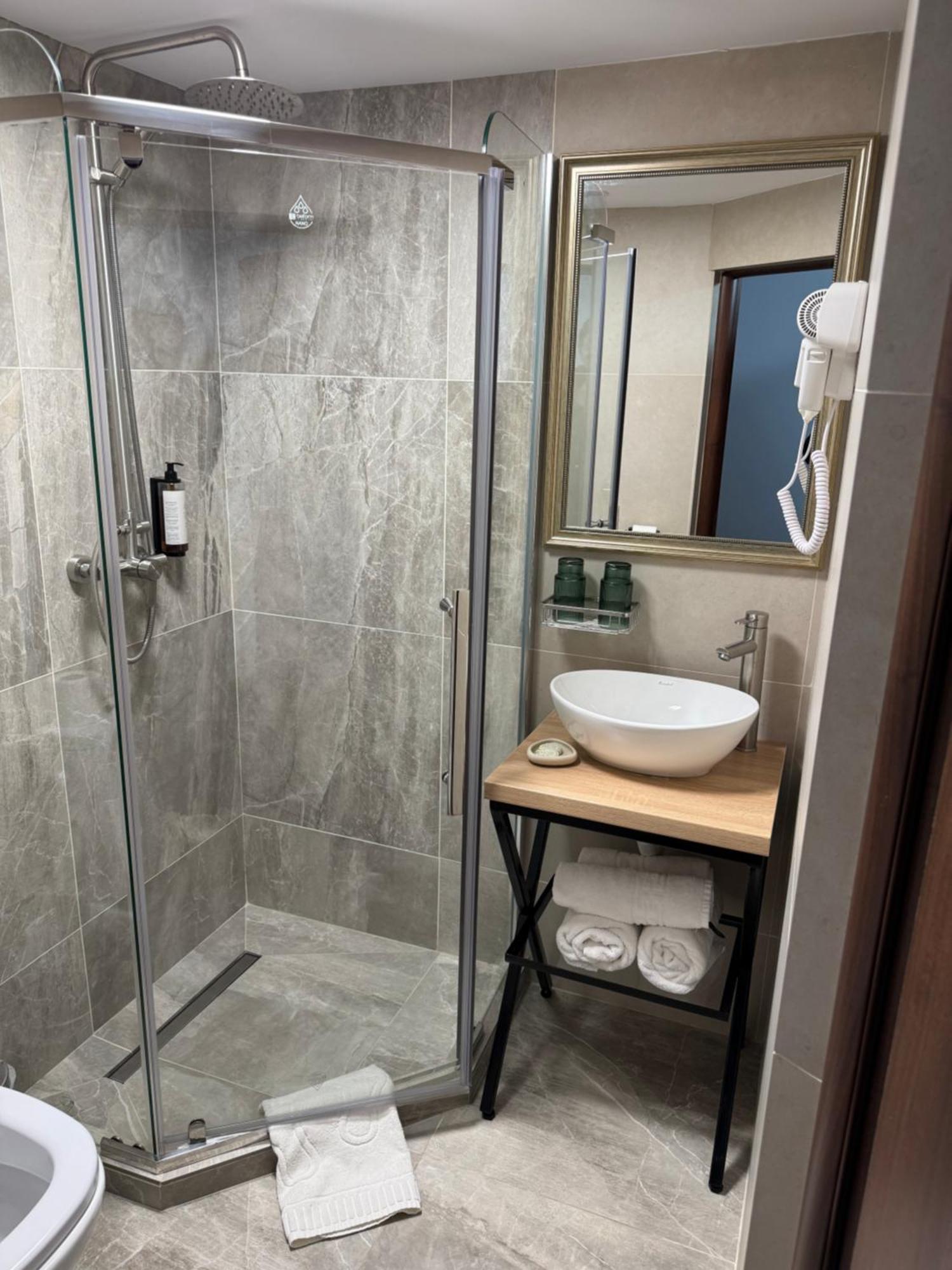 La Coltul Castelului Bran Boutique Hotel Luaran gambar