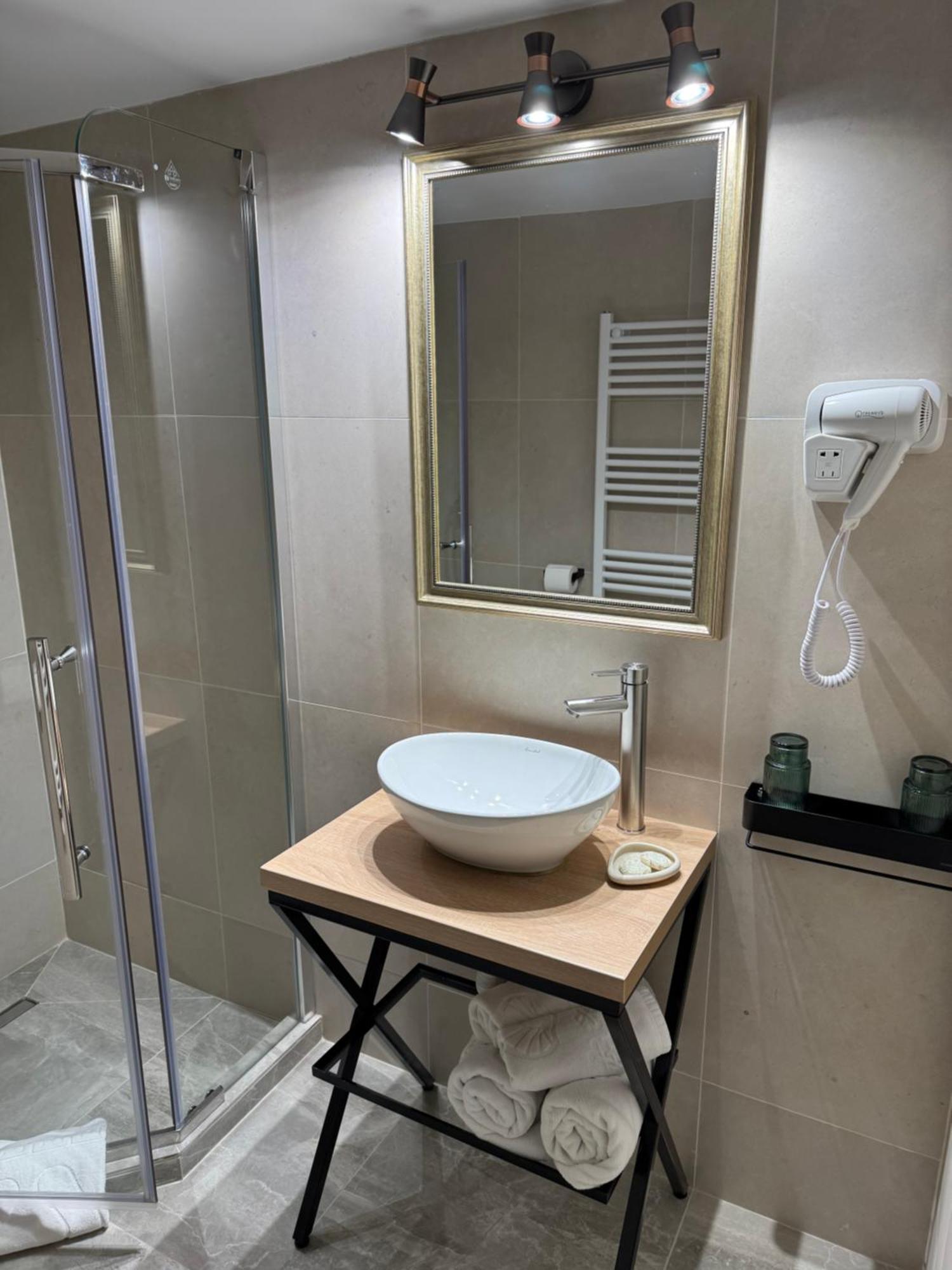 La Coltul Castelului Bran Boutique Hotel Luaran gambar