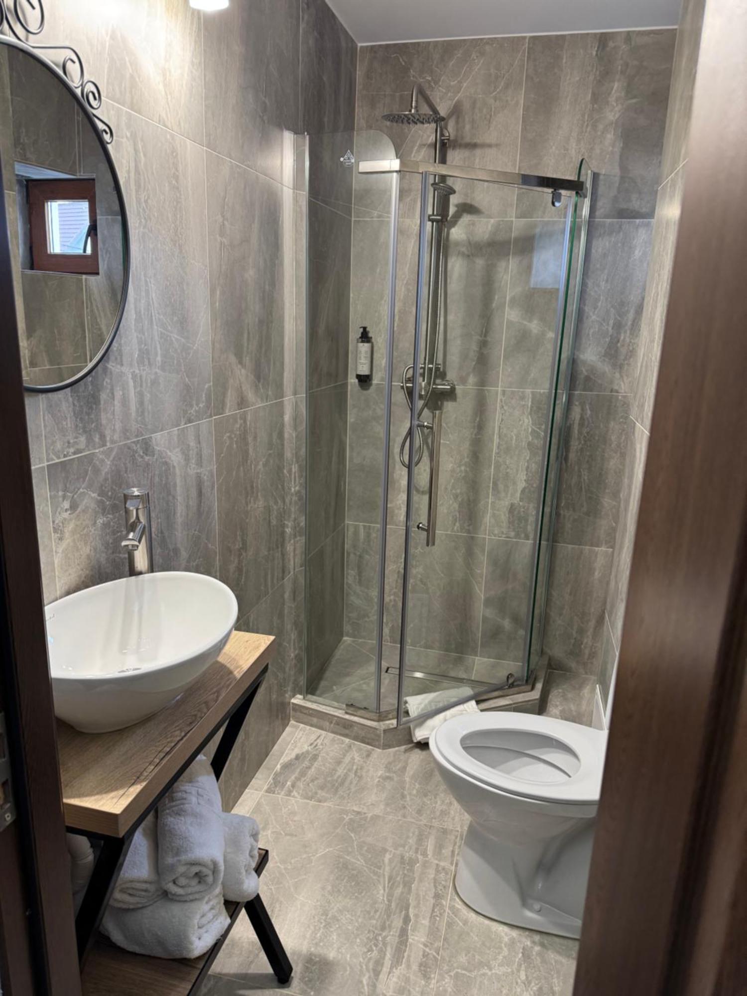 La Coltul Castelului Bran Boutique Hotel Luaran gambar