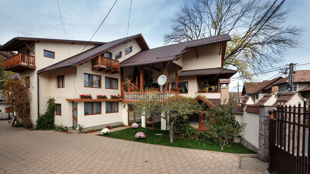 La Coltul Castelului Bran Boutique Hotel Luaran gambar