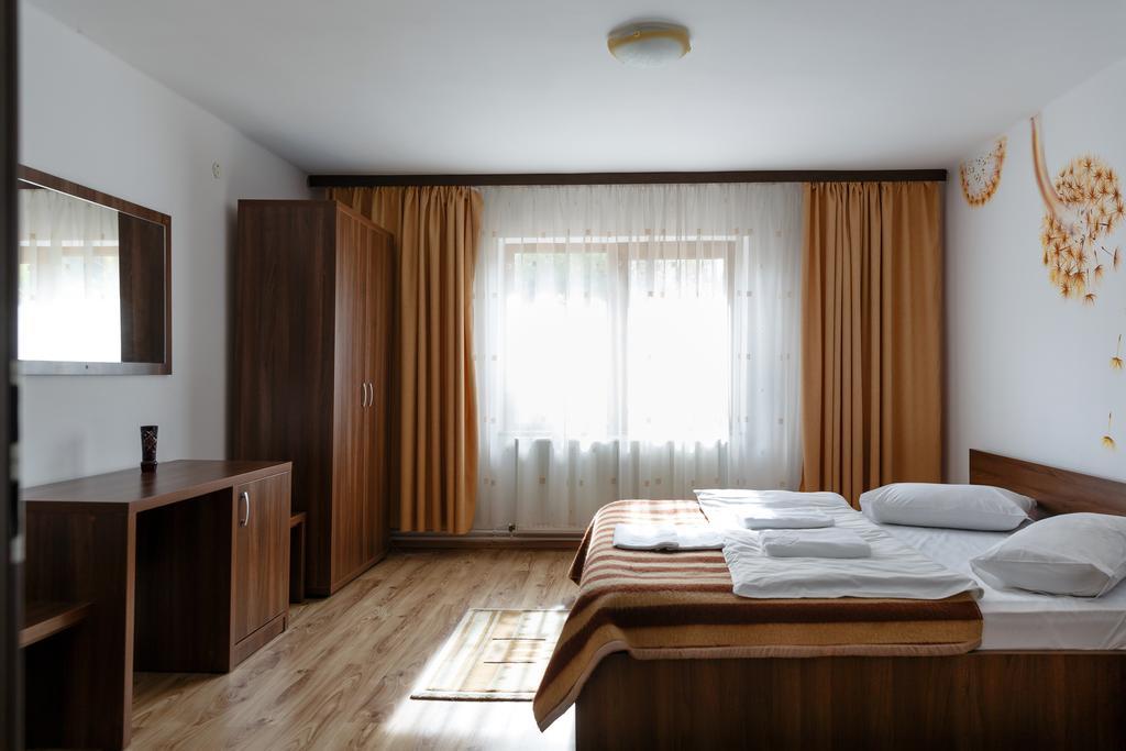 La Coltul Castelului Bran Boutique Hotel Luaran gambar